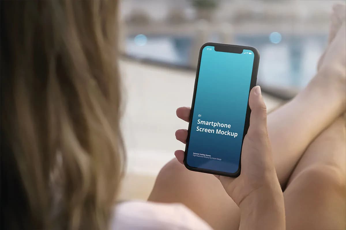موکاپ گوشی موبایل در دست زن — تصویر ۸