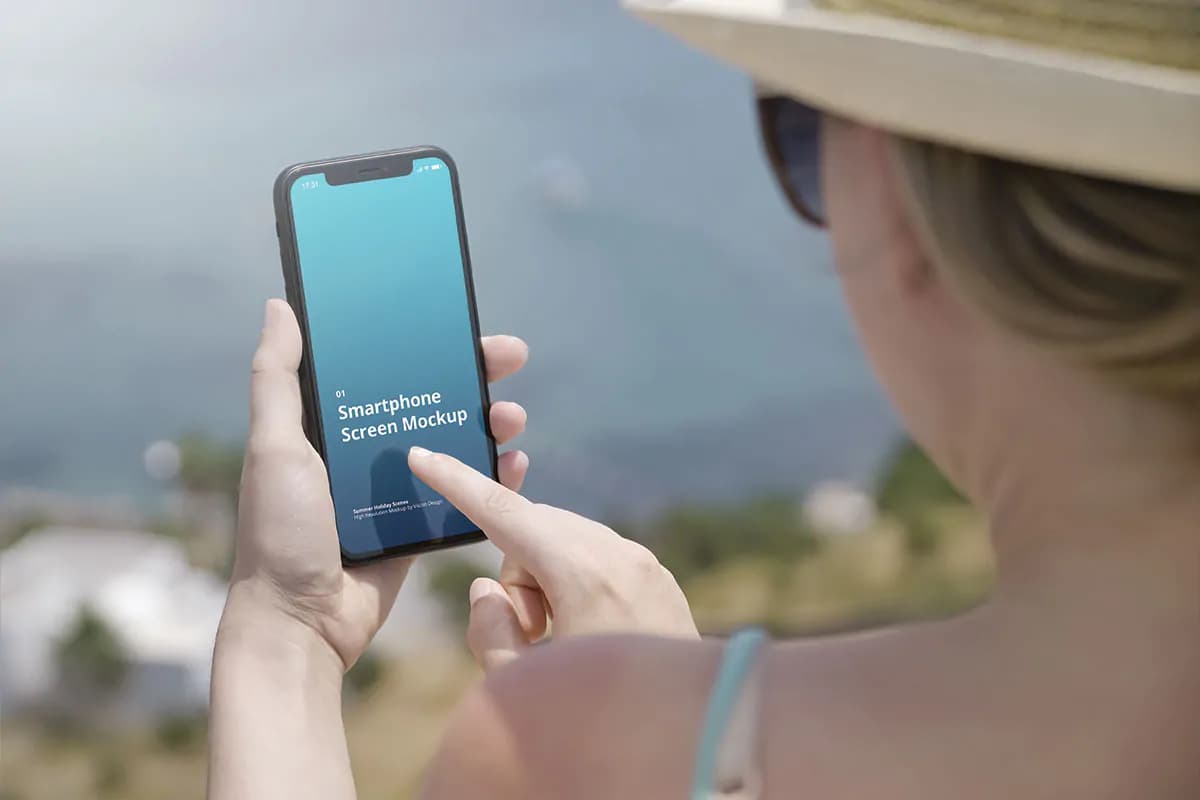 موکاپ گوشی موبایل در دست زن — تصویر ۳