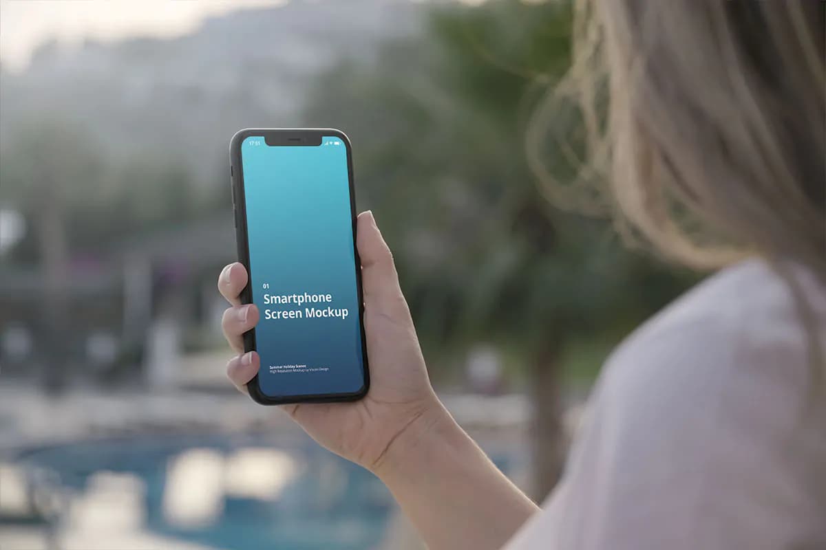 موکاپ گوشی موبایل در دست زن — تصویر ۵