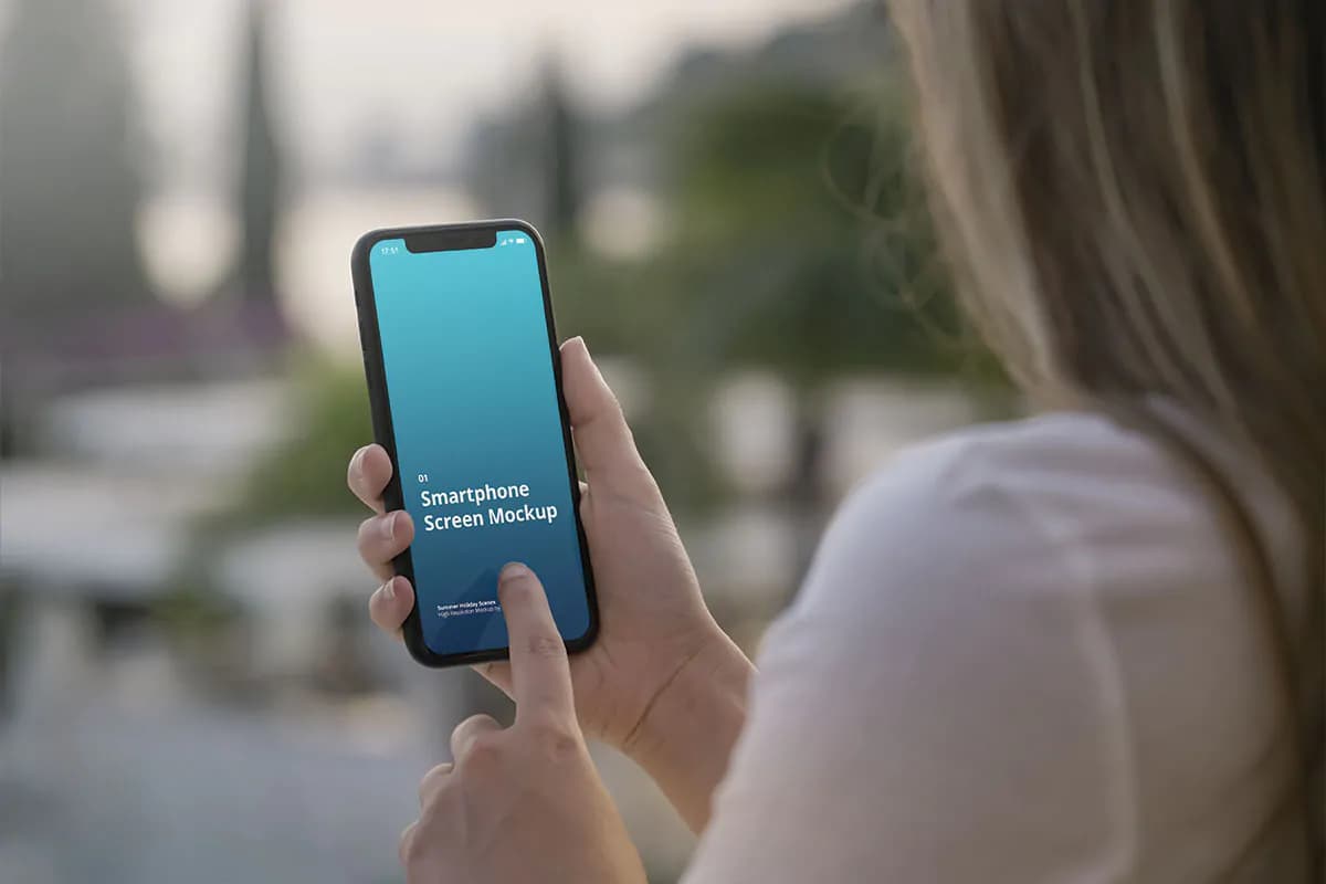 موکاپ گوشی موبایل در دست زن — تصویر ۶