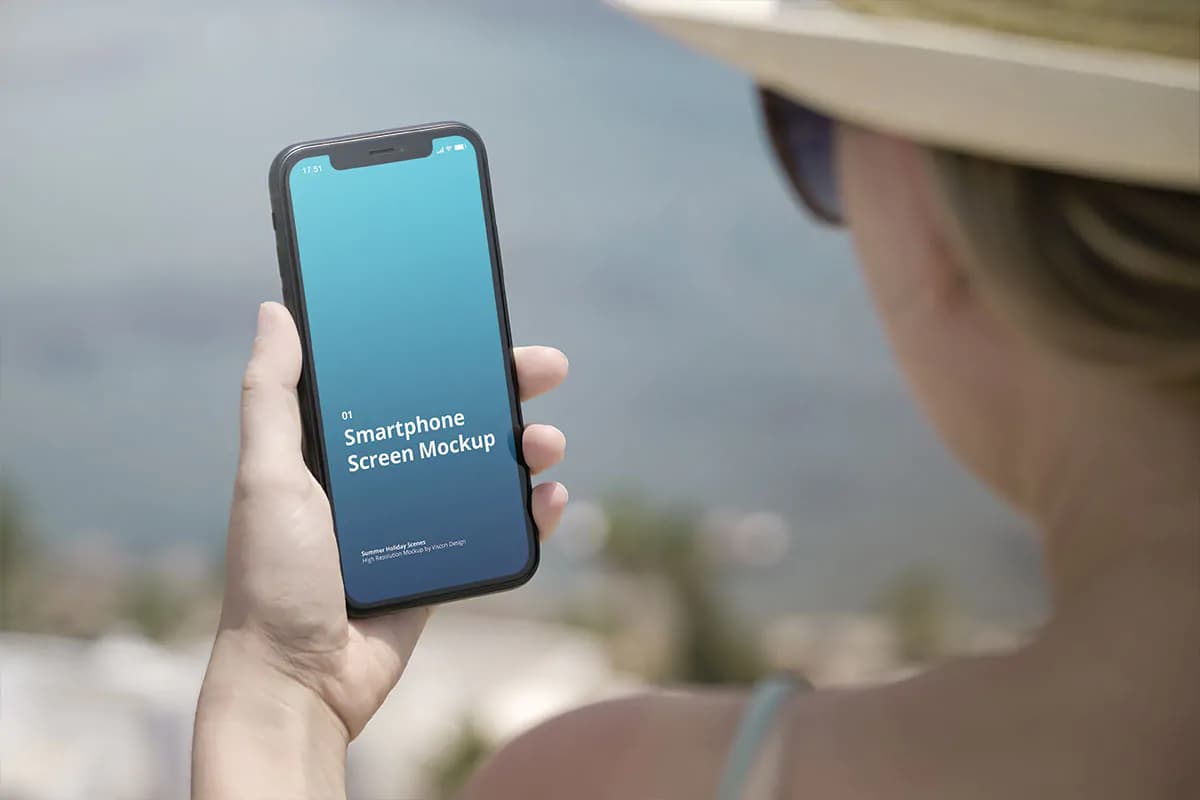 موکاپ گوشی موبایل در دست زن — تصویر ۲