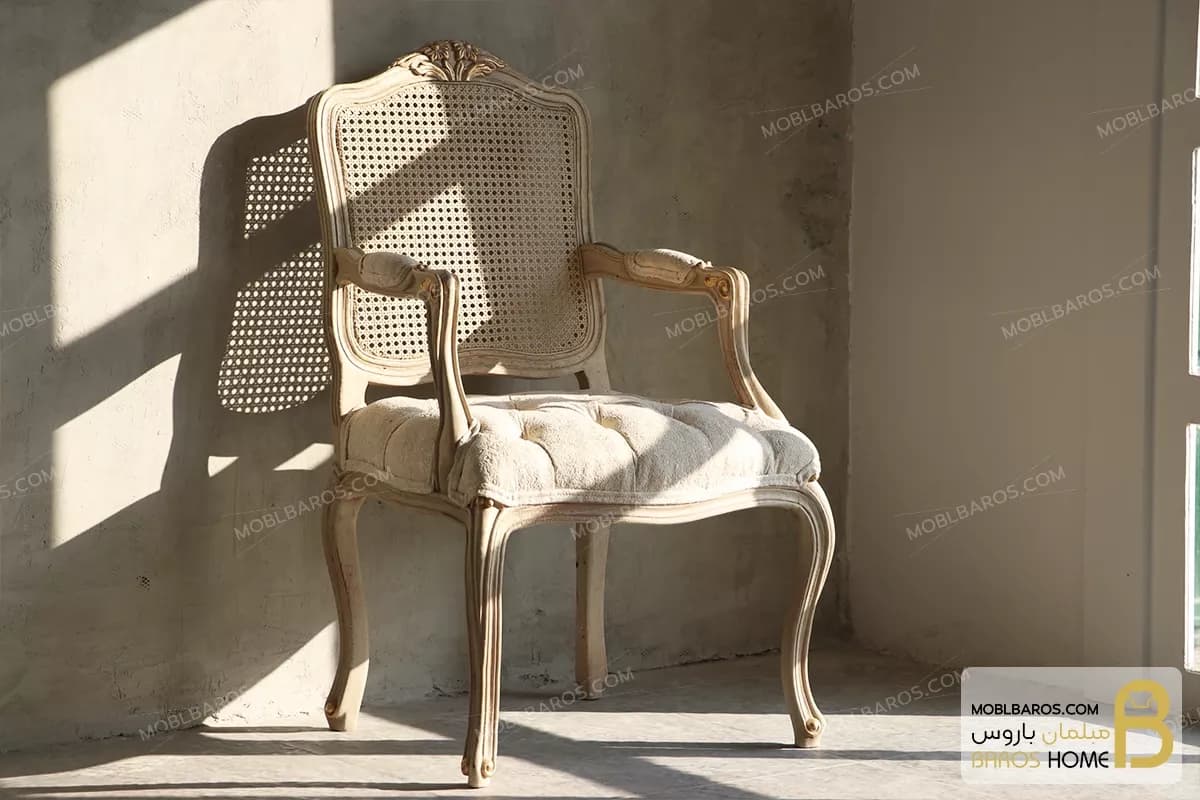 صندلی چوبی فرانسوی با منبت و با دسته — تصویر ۲