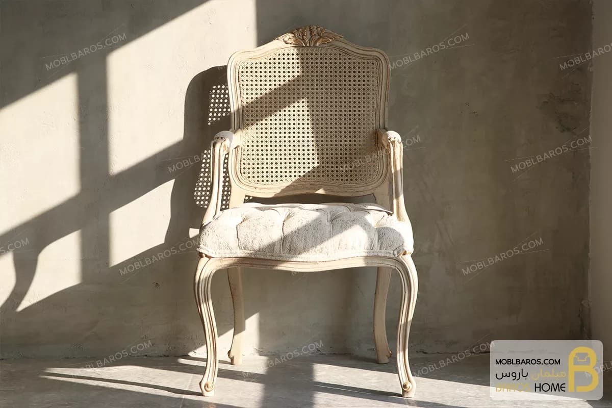 صندلی چوبی فرانسوی با منبت و با دسته — تصویر ۳
