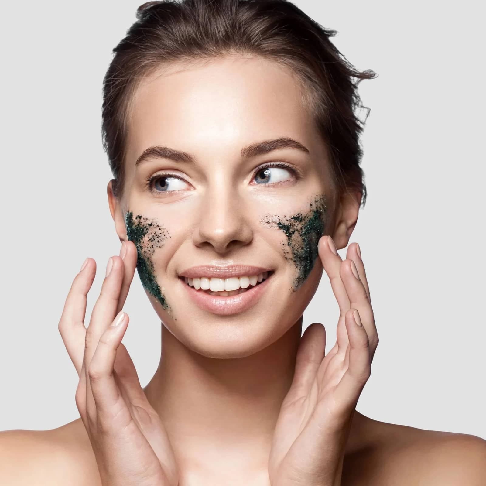 ماسک صورت و اسکراب زغال و شکر سیاه فریمن — تصویر ۲