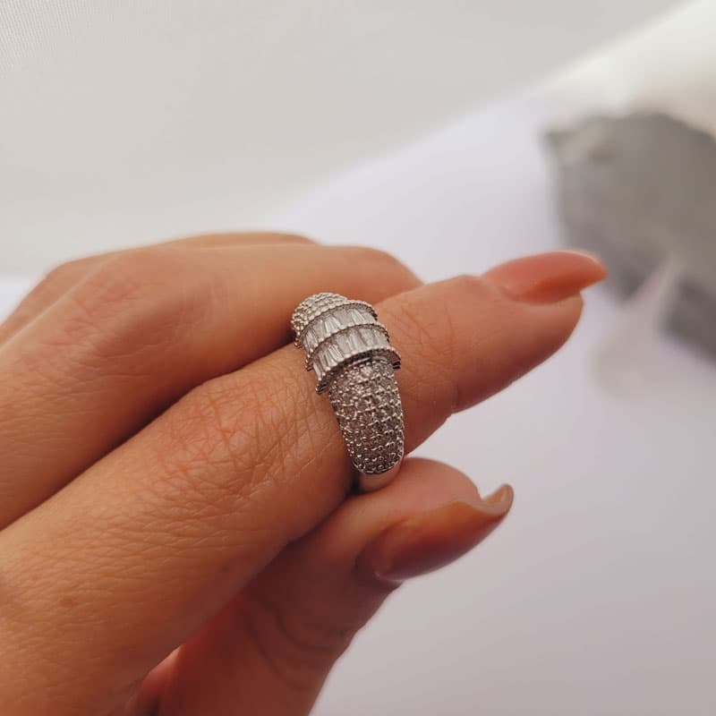 حلقه جواهری طرح Pave باگتی — تصویر ۳