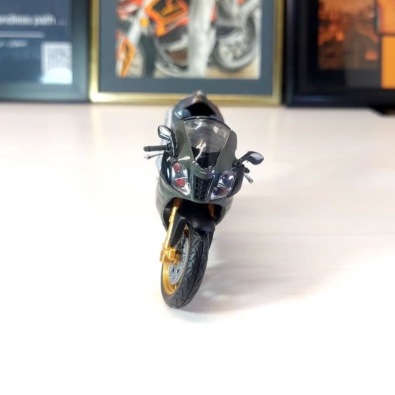 ماکت موتور وِلی مدل APRILIA RSV 1000R FACTORY کد AP19660PW — تصویر ۴