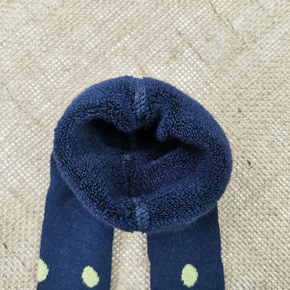جوراب شلواری نوزادی طرح توپ ها تو حوله ای سورمه ای رنگ — تصویر ۵