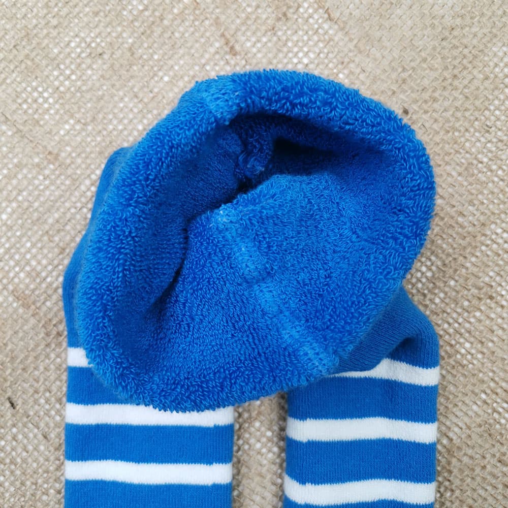 جوراب شلواری نوزادی طرح راه راه تو حوله ای آبی رنگ — تصویر ۵