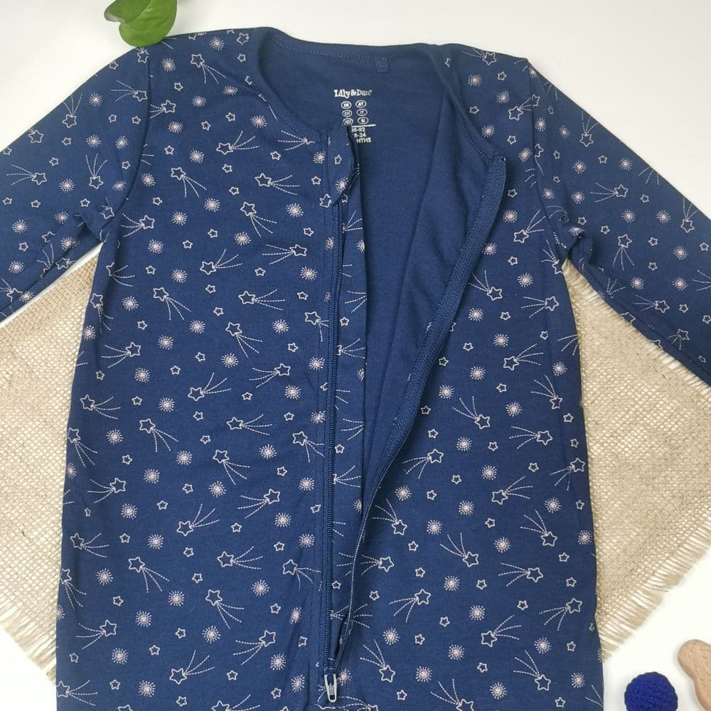 سرهمی نوزادی دخترانه آستین بلند برند Lily & Dan طرح ستاره زیپ دار سرمه ای رنگ – 18-24 ماه — تصویر ۵