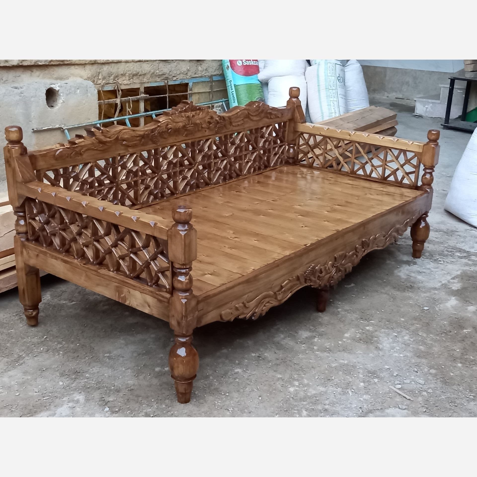 تخت سنتی منبت چوب روسی درجه یک 2.1متر مبلمان فرنا مدل 1141508 — تصویر ۲