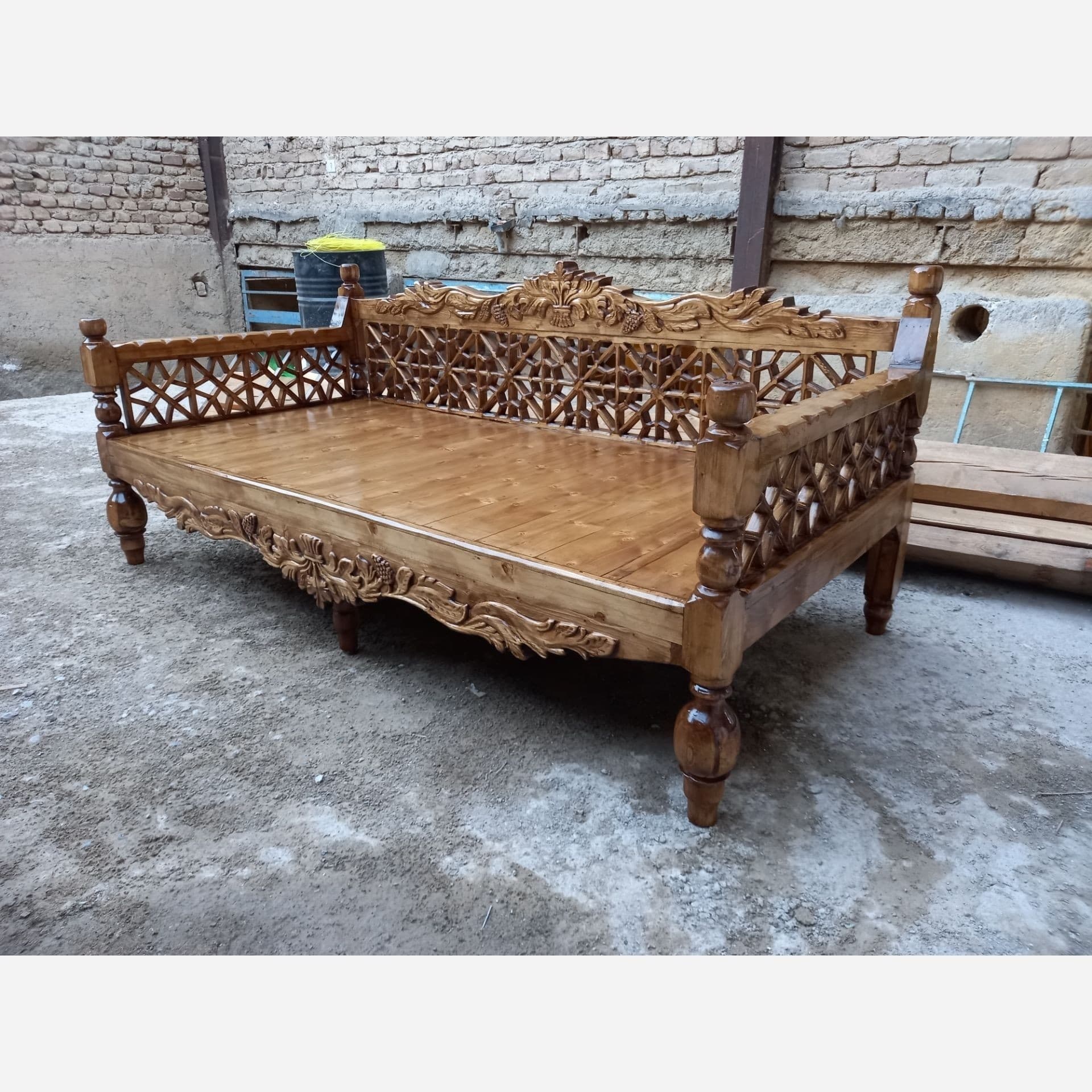 تخت سنتی منبت چوب روسی درجه یک 2.1متر مبلمان فرنا مدل 1141508 — تصویر ۳