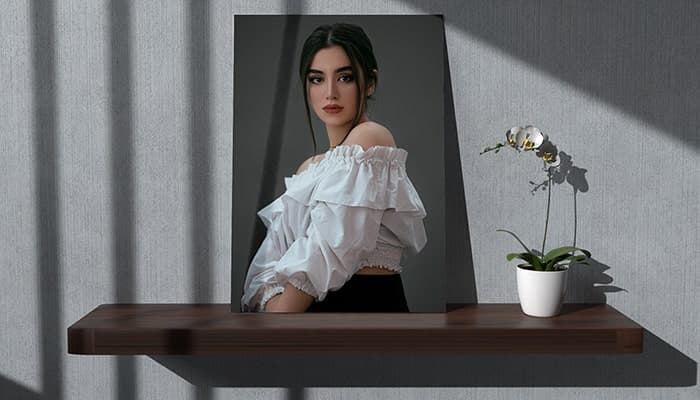 فایل لایه باز موکاپ قاب عکس روی شلف چوبی