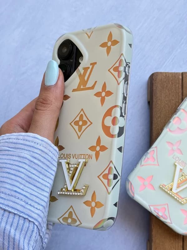 قاب Louis Vuitton طرح هولوگرامی گوشی آیفون 15 پرومکس — تصویر ۵