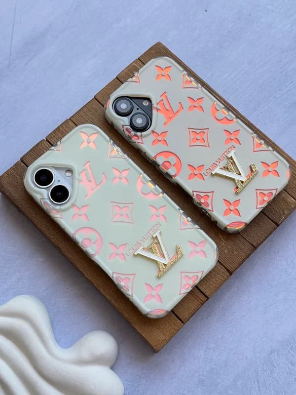 قاب Louis Vuitton طرح هولوگرامی گوشی آیفون 12 پرومکس — تصویر ۴