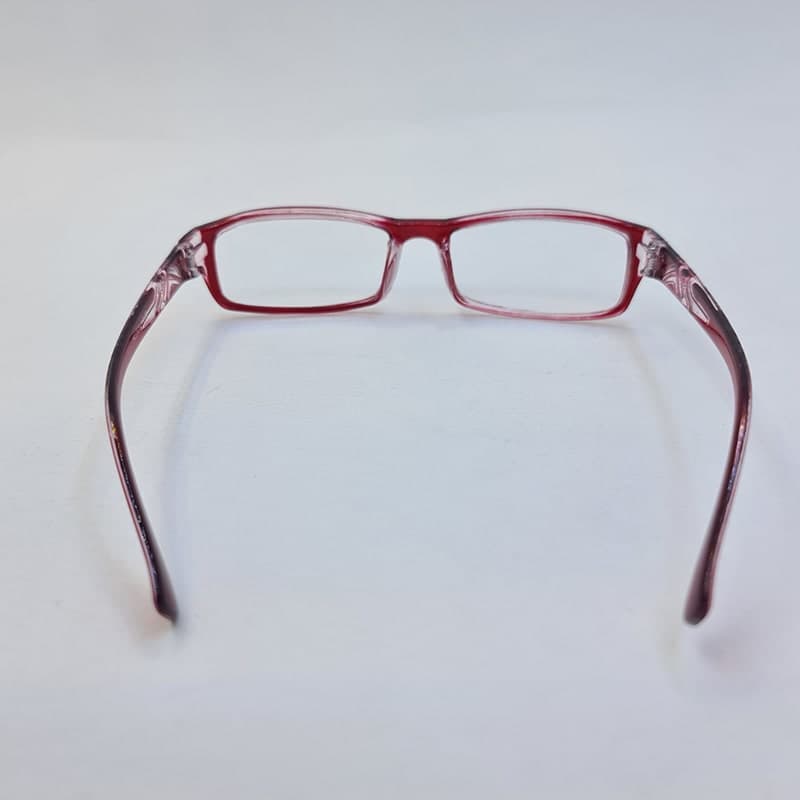 عینک مطالعه نمره +2.50 با فریم قرمز و مستطیلی شکل مدل HLL808 — تصویر ۳
