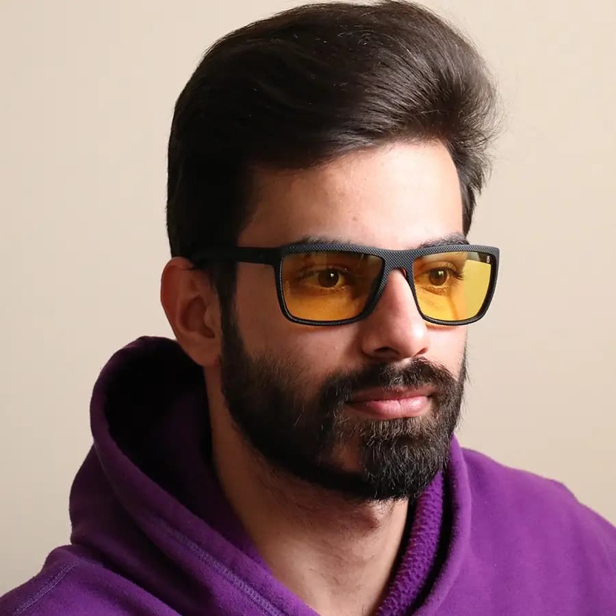 عینک آفتابی OGA با فریم مشکی مات، مربعی شکل و لنز پلاریزه، آنتی رفلکس و دودی مدل 7915 — تصویر ۲