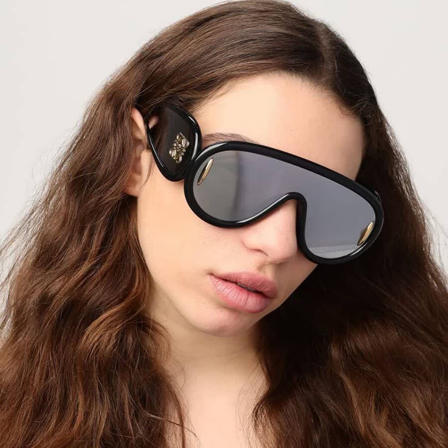 عینک آفتابی فانتزی با فریم مشکی رنگ، عدسی دودی تیره و دسته پهن LOEWE مدل 0239 — تصویر ۷