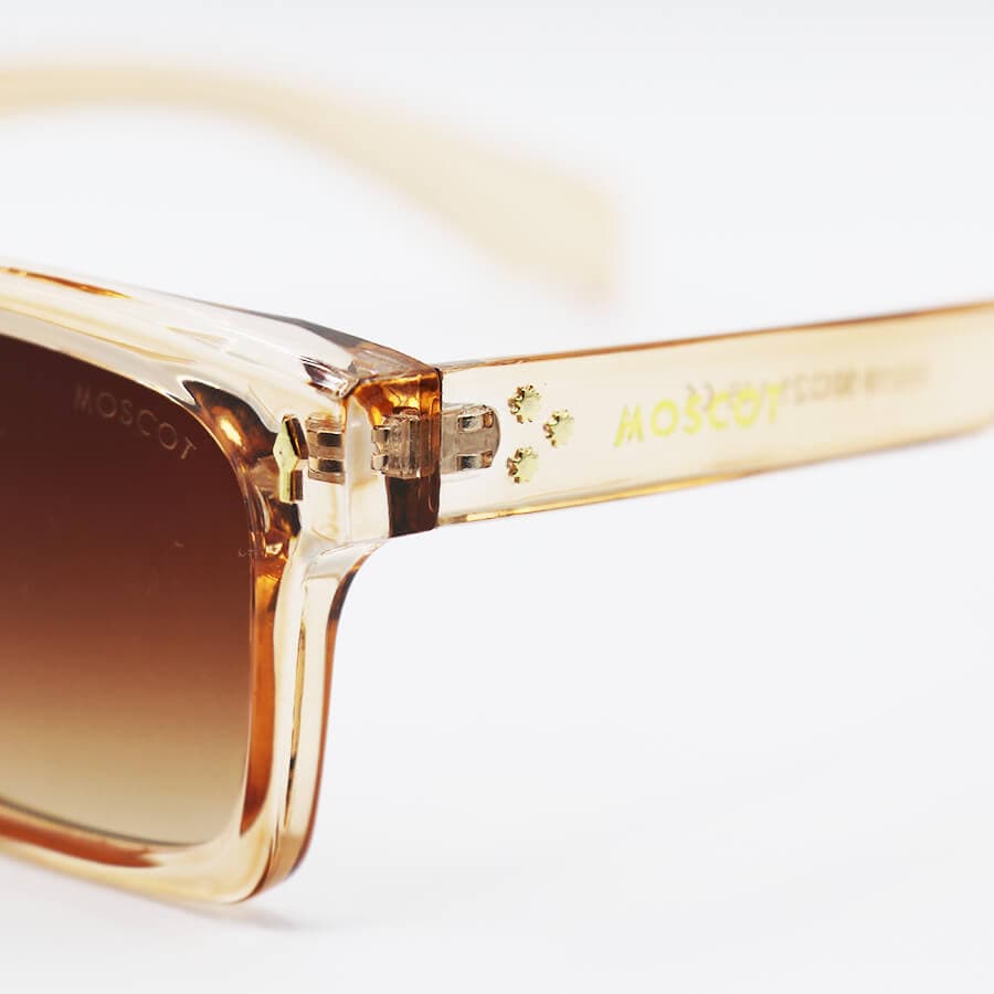 عینک آفتابی Moscot با فریم عسلی رنگ، مستطیلی شکل و لنز قهوه ای هایلایت مدل M65019 — تصویر ۵