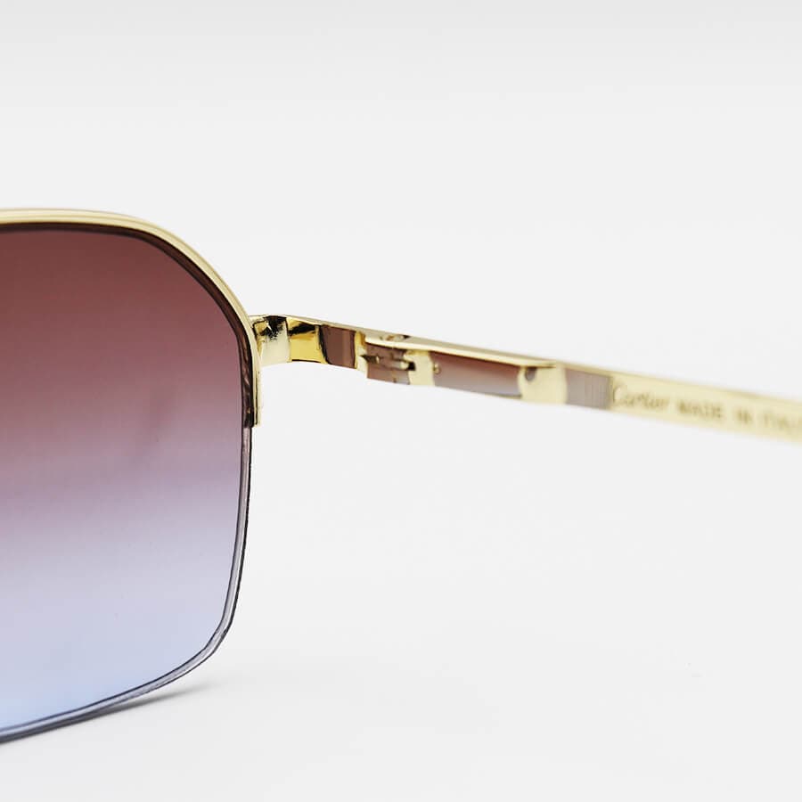 عینک آفتابی نیم فریم Cartier با فریم طلایی رنگ، خلبانی شکل و عدسی دو رنگ هایلایت مدل 9654 — تصویر ۴