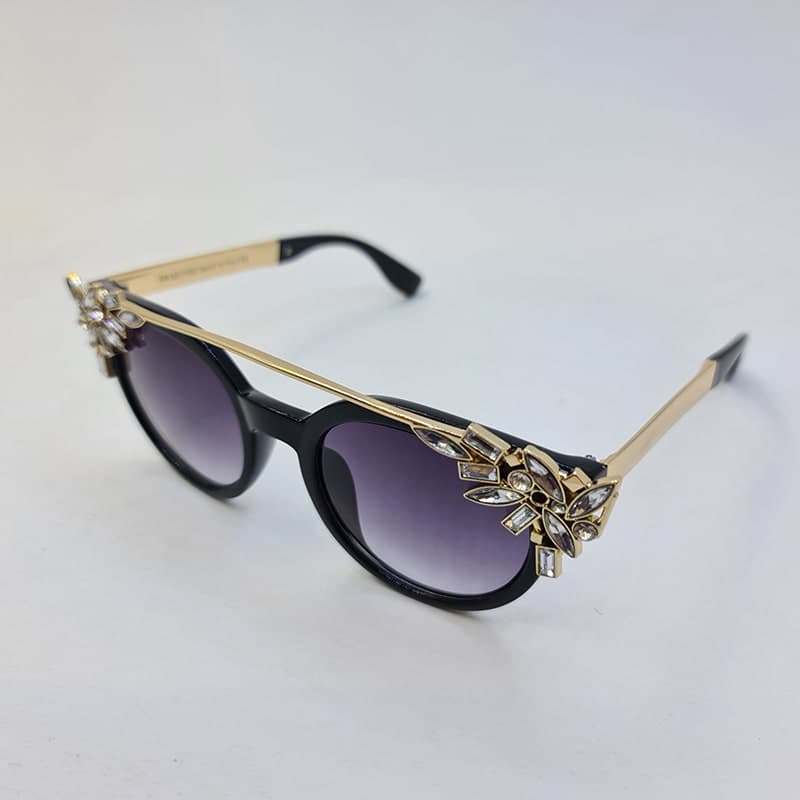 عینک آفتابی زنانه نگین دار با رنگ مشکی و دسته طلایی برند Swarovski مدل 6697 — تصویر ۵