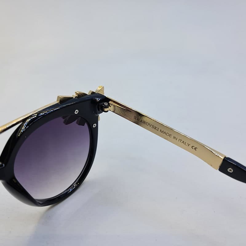 عینک آفتابی زنانه نگین دار با رنگ مشکی و دسته طلایی برند Swarovski مدل 6697 — تصویر ۷