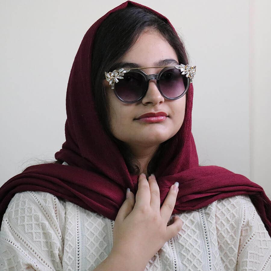 عینک آفتابی زنانه نگین دار با رنگ مشکی و دسته طلایی برند Swarovski مدل 6697 — تصویر ۲