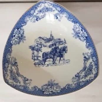 آجیل خوری پایه دار سه گوش چینی طرح ابی طرح محبوب و پرفروش ارسال پسکرایه