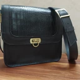 کیف دوشی زنانه. دوخته شده با چرم طبیعی بزی درجه یک. دارای بند دولایه چرمی. قابل اجرا در هر رنگی ک بخواین. سایز 22در 20 — تصویر ۲