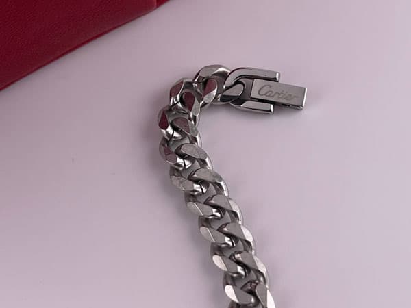 دستبند مردانه کارتیر نقره ای — تصویر ۲