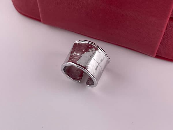 انگشتر مینیمال طرح ساده نقره ای — تصویر ۳