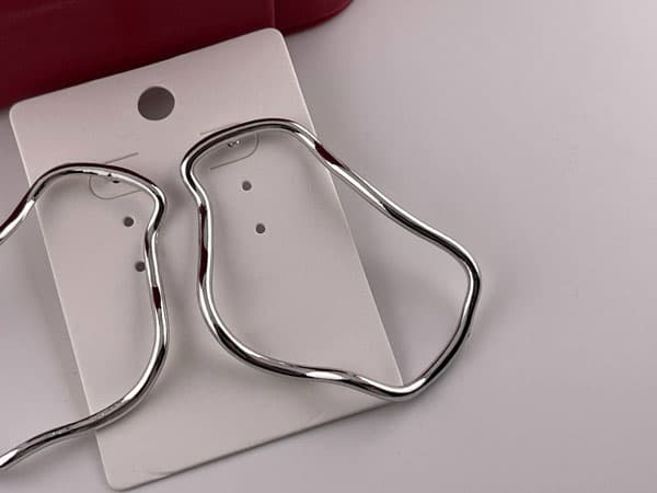 گوشواره مینیمال نقره ای ترند — تصویر ۳