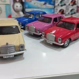 مرسدس بنز فلزی ماشین اسباب بازی در باز شو — تصویر ۵