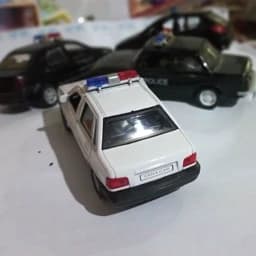 پیکان پلیس فلزی ماشین اسباب بازی در باز شو — تصویر ۴