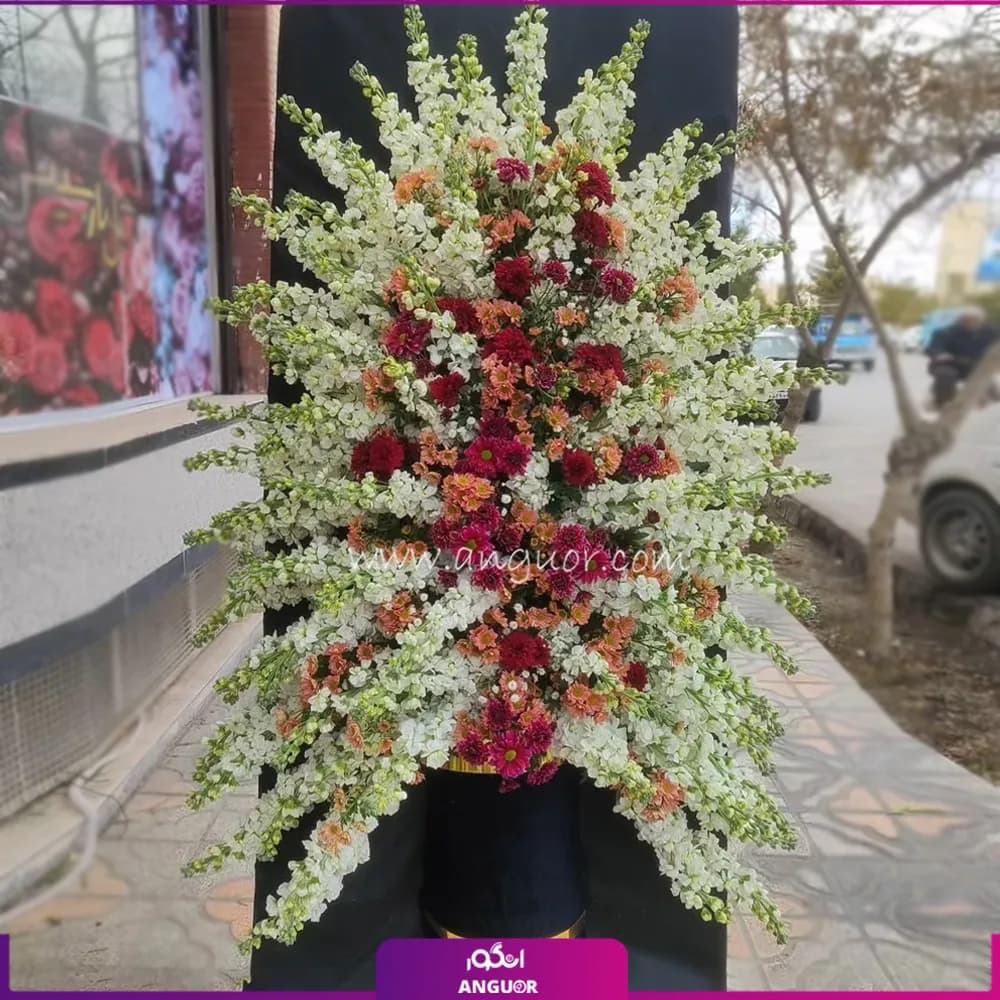 تاج گل تسلیت شیک با گل شب بو