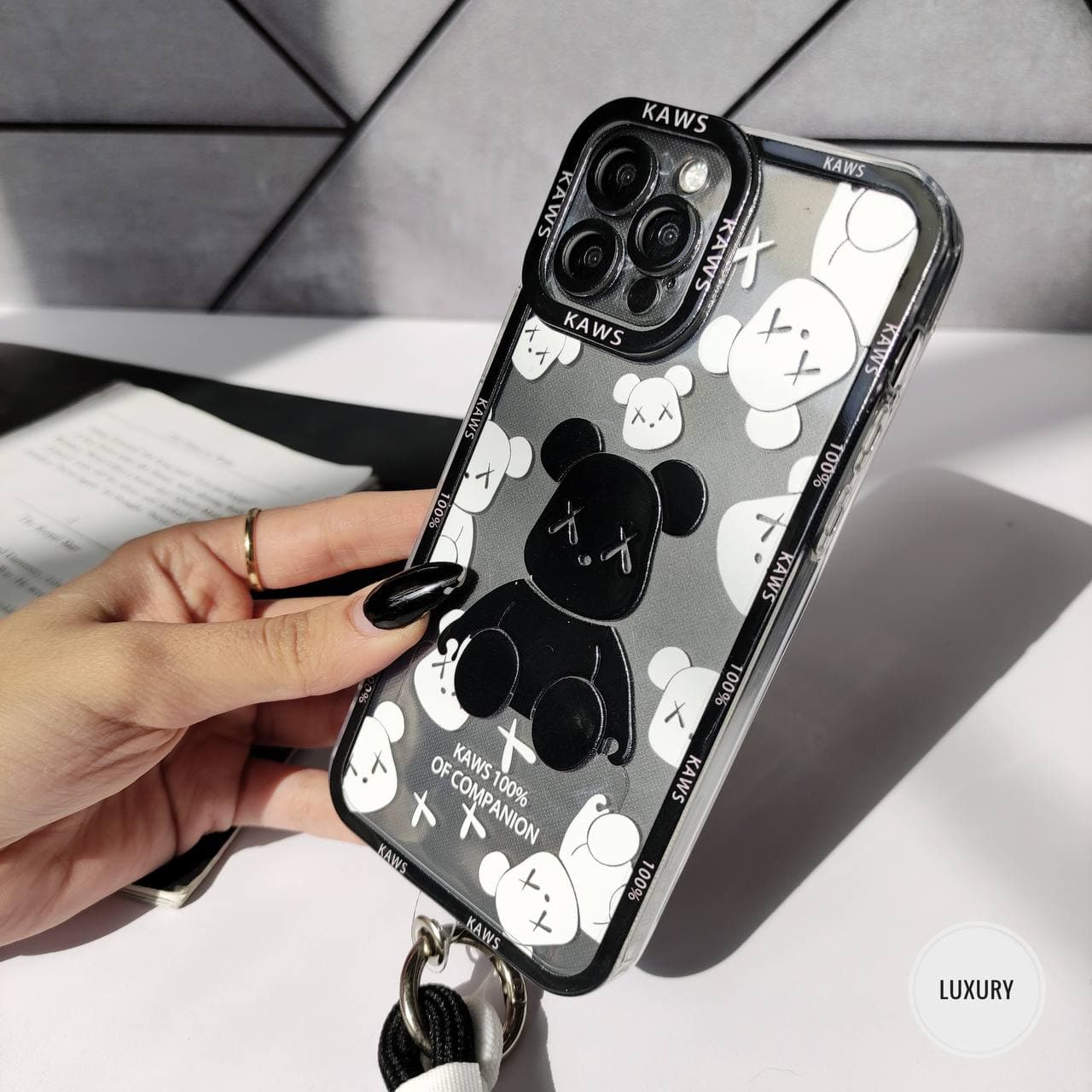 قاب KAWS برجسته با بند لندیارد (آیفون سامسونگ شیائومی) — تصویر ۵