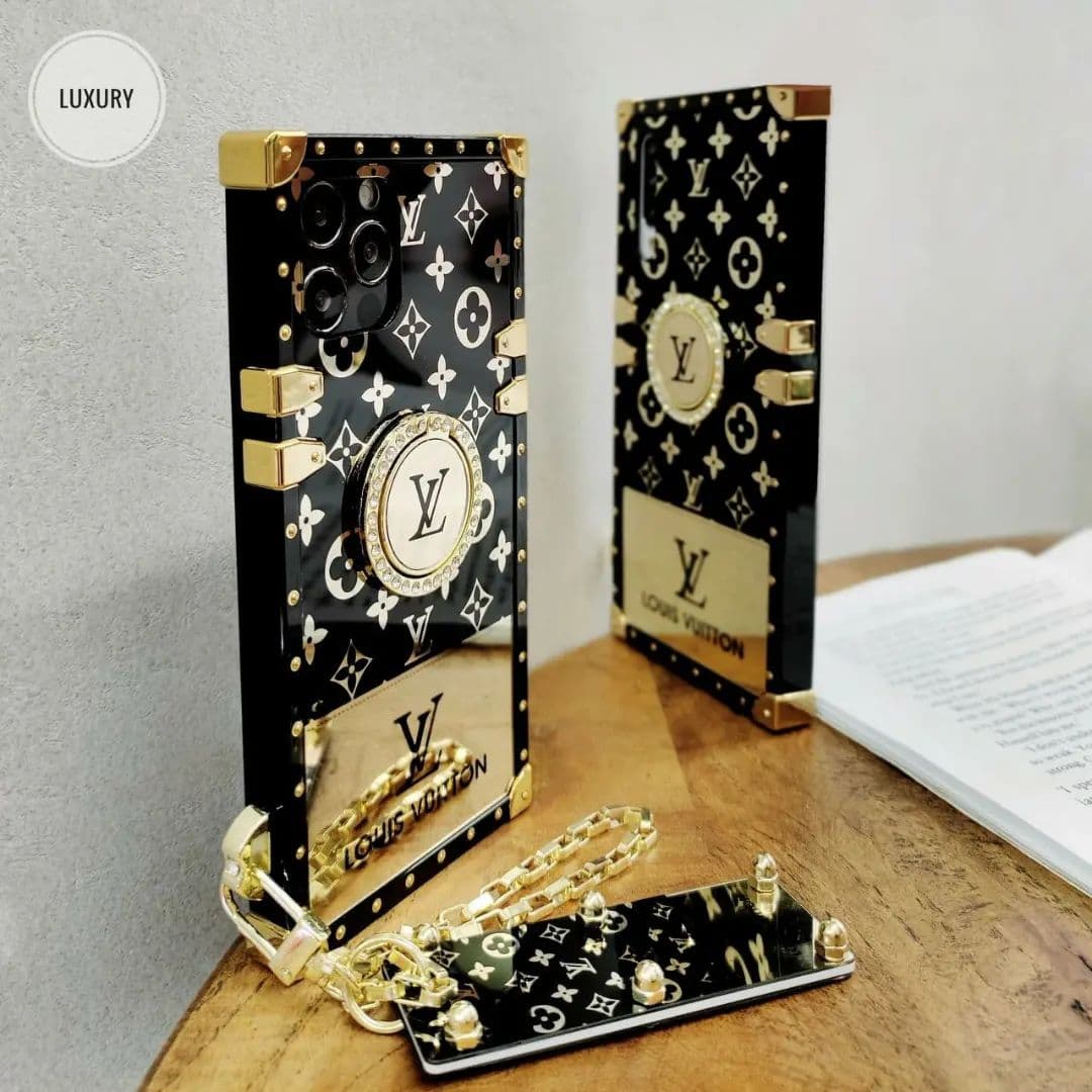 قاب صندوقی LV طلایی با پاپ سوکت و آویز(آیفون سامسونگ شیائومی) — تصویر ۳