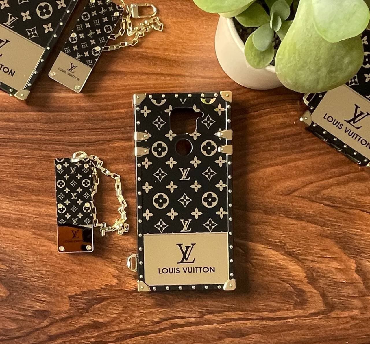 قاب LV صندوقی Louis Vuitton همراه پلاک آویز (آیفون سامسونگ شیائومی) — تصویر ۶