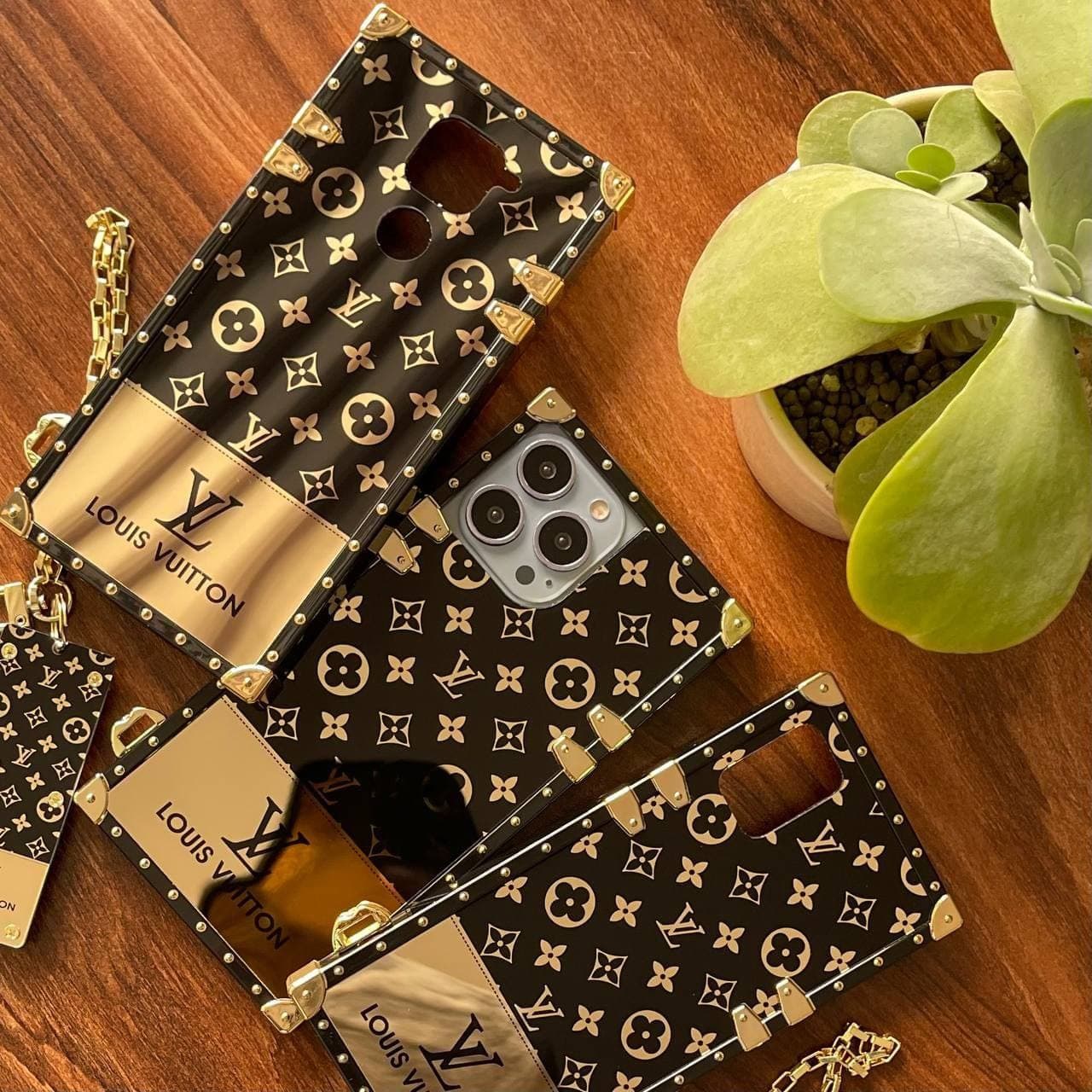 قاب LV صندوقی Louis Vuitton همراه پلاک آویز (آیفون سامسونگ شیائومی) — تصویر ۷