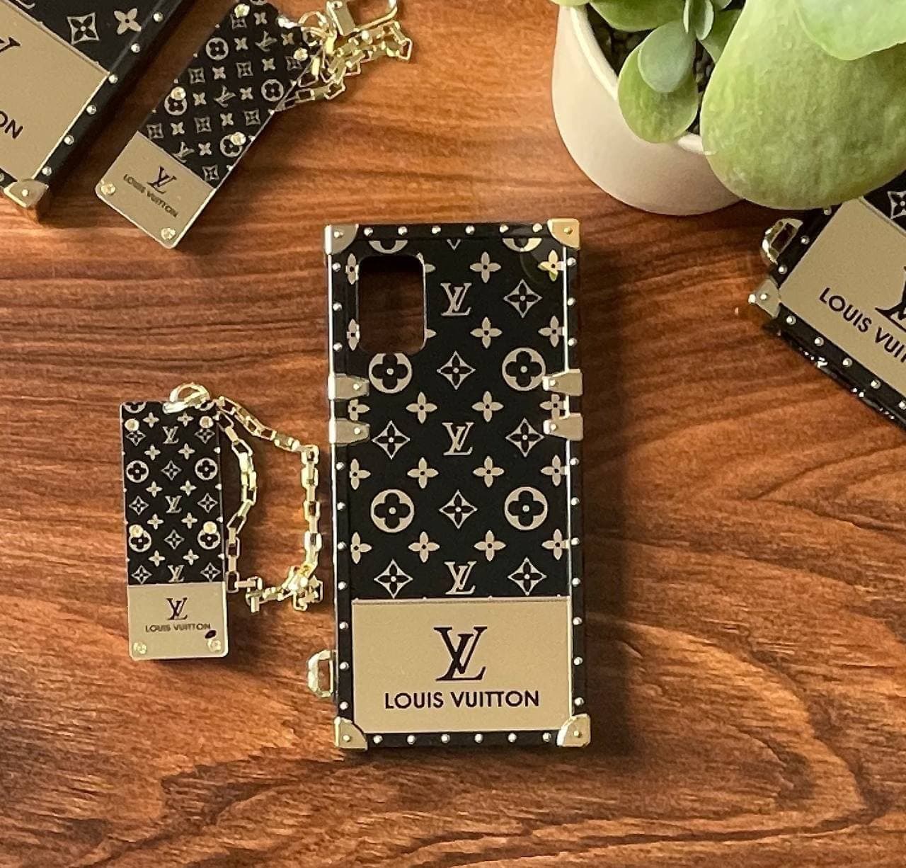 قاب LV صندوقی Louis Vuitton همراه پلاک آویز (آیفون سامسونگ شیائومی) — تصویر ۵