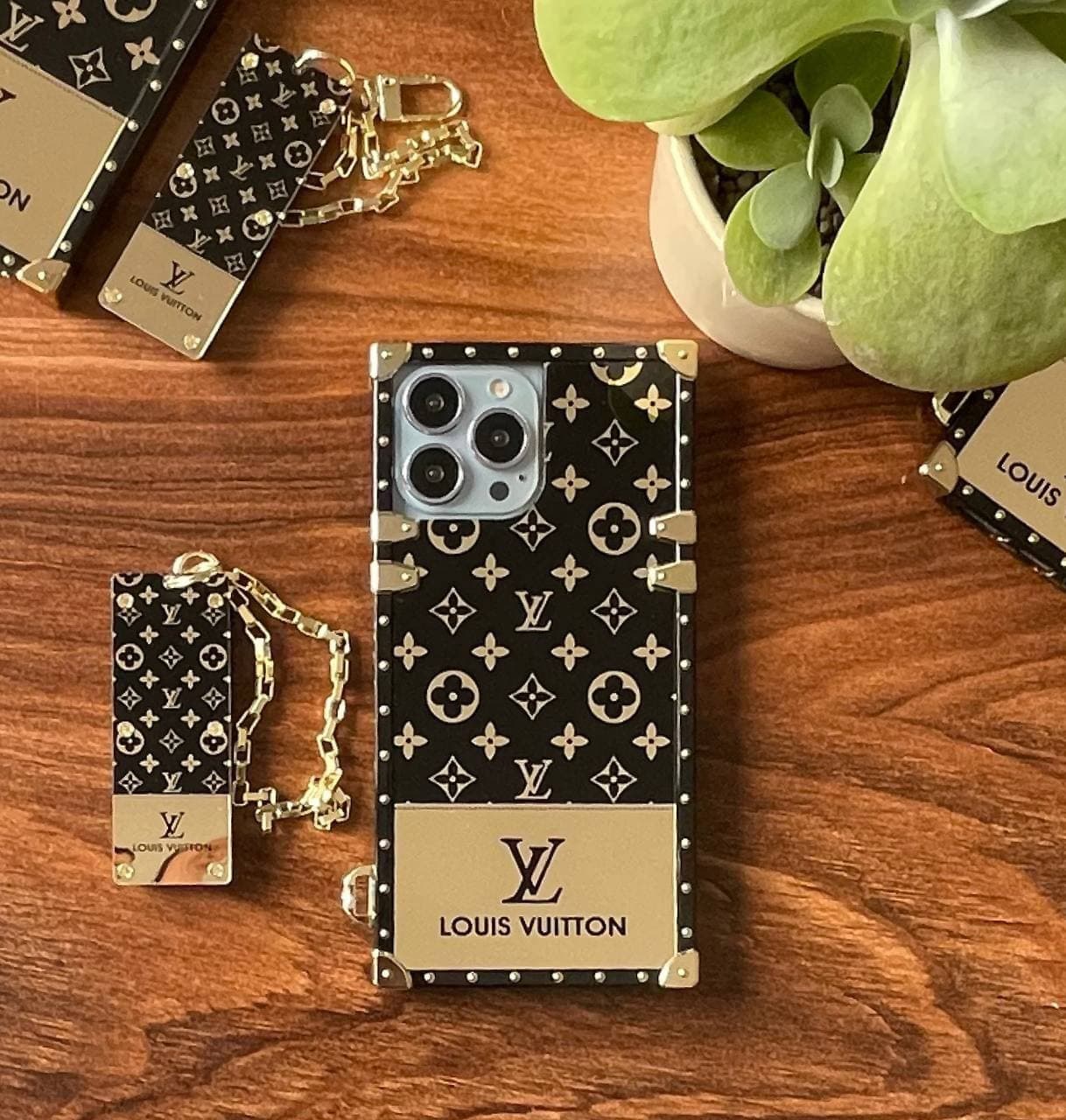 قاب LV صندوقی Louis Vuitton همراه پلاک آویز (آیفون سامسونگ شیائومی) — تصویر ۴