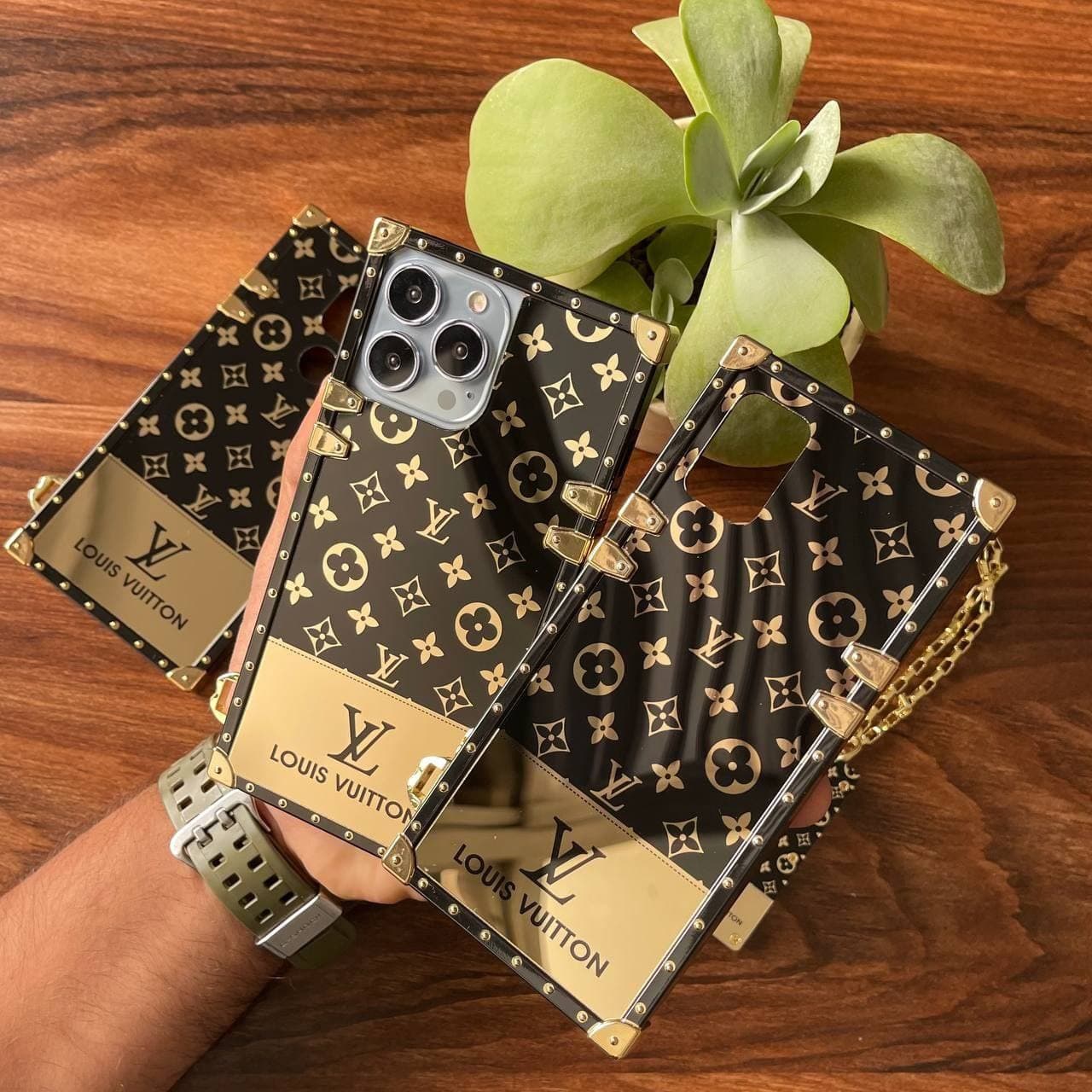 قاب LV صندوقی Louis Vuitton همراه پلاک آویز (آیفون سامسونگ شیائومی) — تصویر ۳