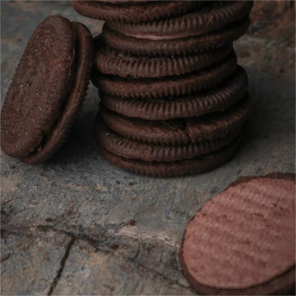 بیسکوئیت کوکی ساندویچی کرمدار اورئو شکلاتی مدل پوکمون 133 گرمی (Oreo Cookies Chocolate Creme Pokemon) — تصویر ۳