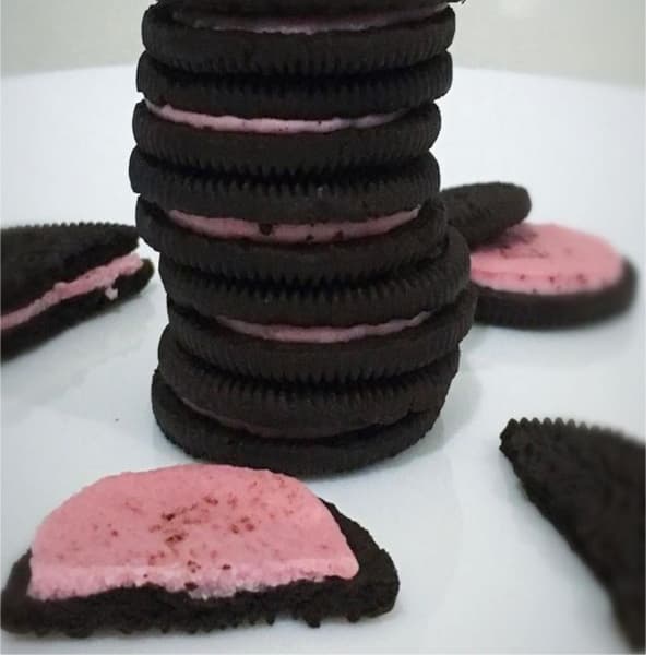 بیسکوئیت کوکی ساندویچی کرمدار اورئو توت فرنگی 133 گرمی (Oreo Cookies Strawberry) — تصویر ۳