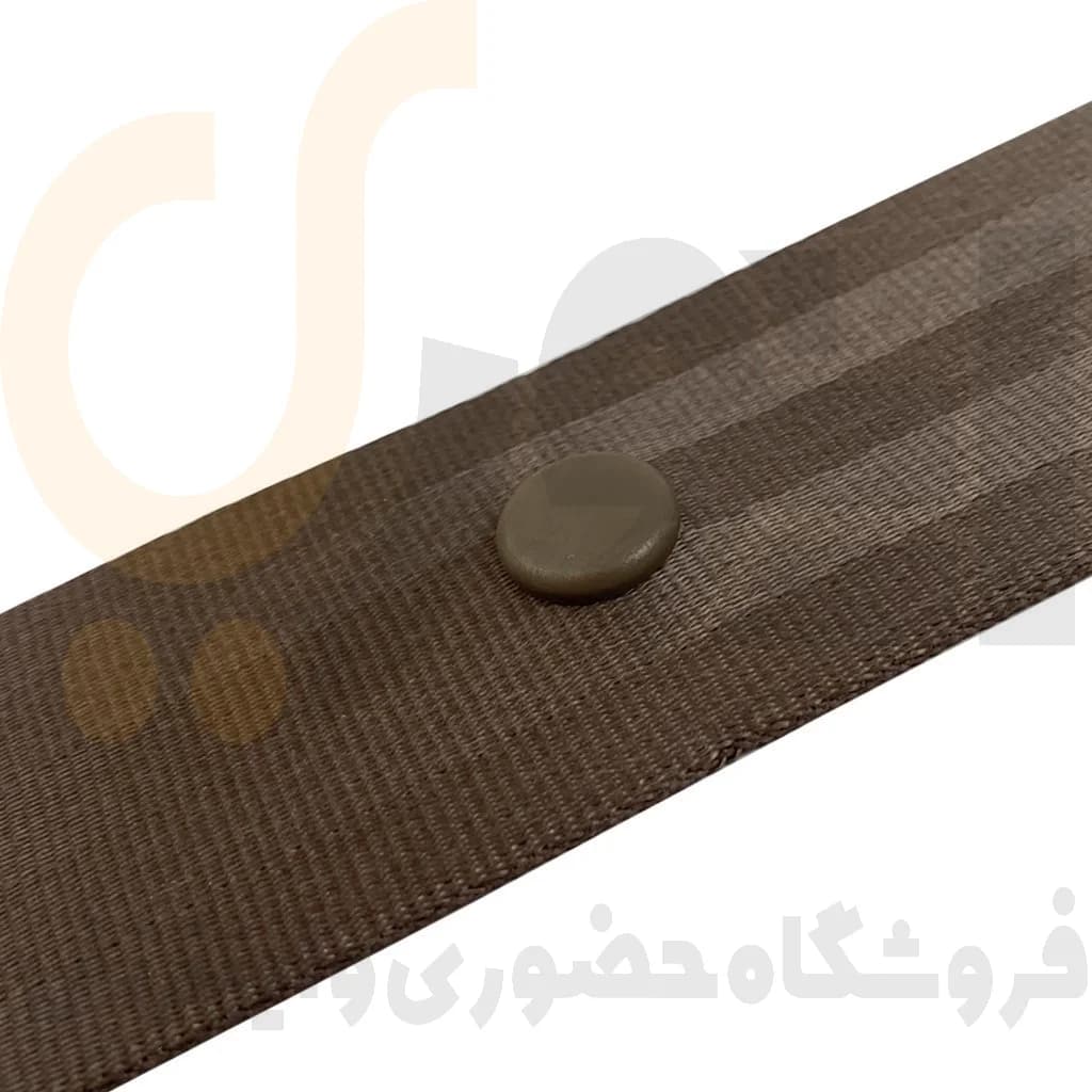 دکمه نگهدارنده روی کمربند ایمنی طوسی — تصویر ۴