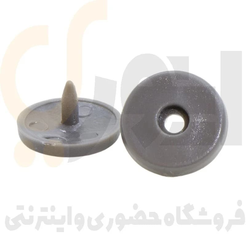 دکمه نگهدارنده روی کمربند ایمنی طوسی — تصویر ۲
