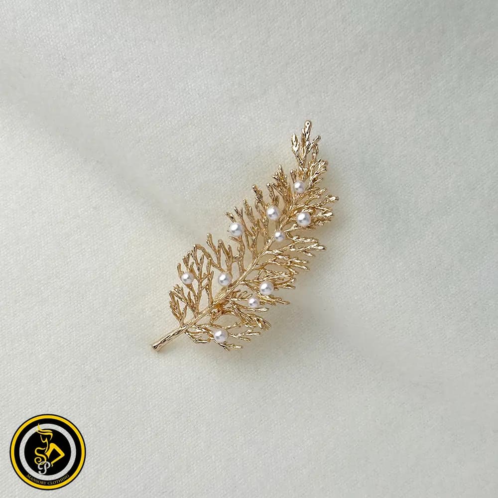 گل سینه طرح برگ طلایی مرواریدی