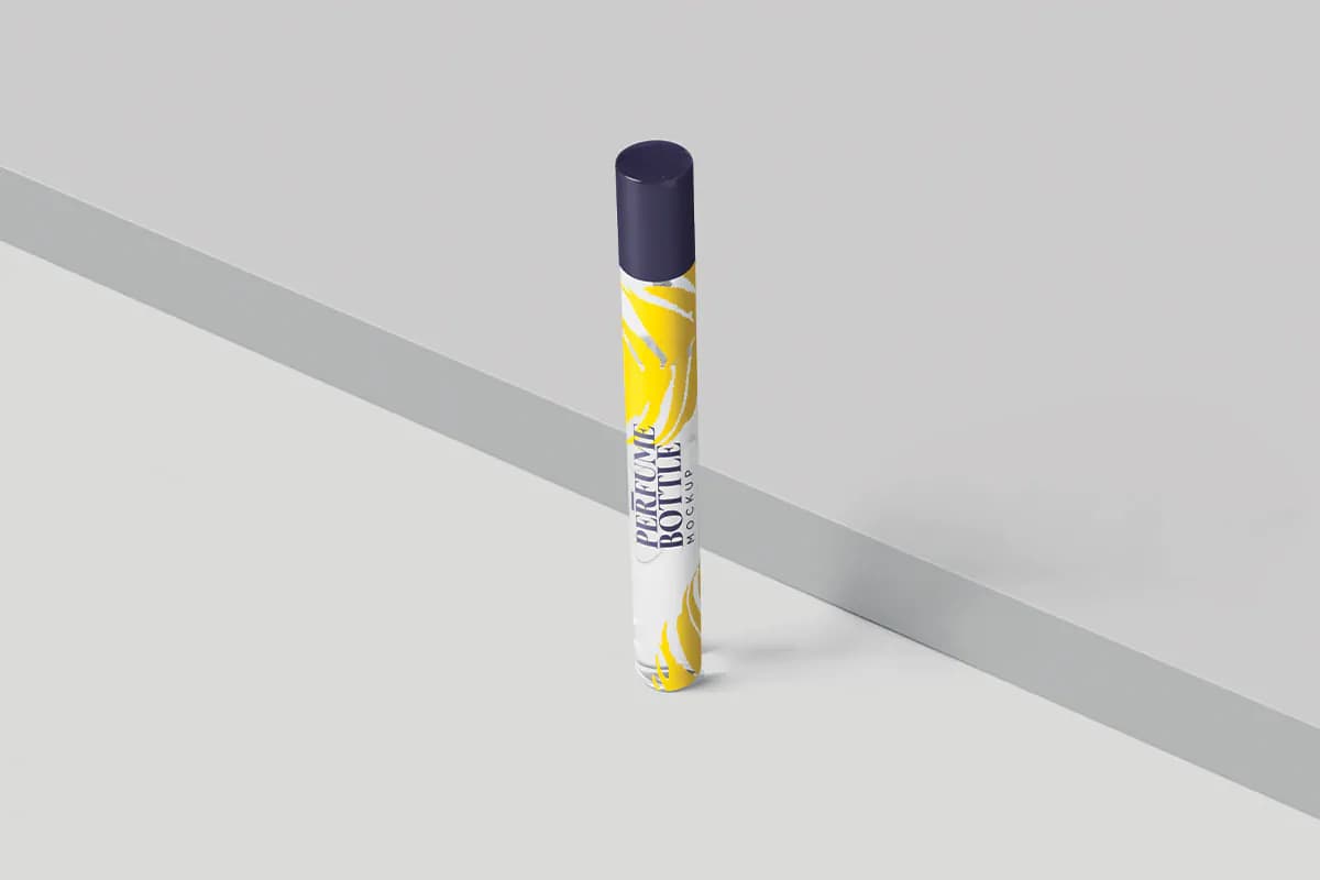 موکاپ شیشه عطر خودکاری باریک — تصویر ۴