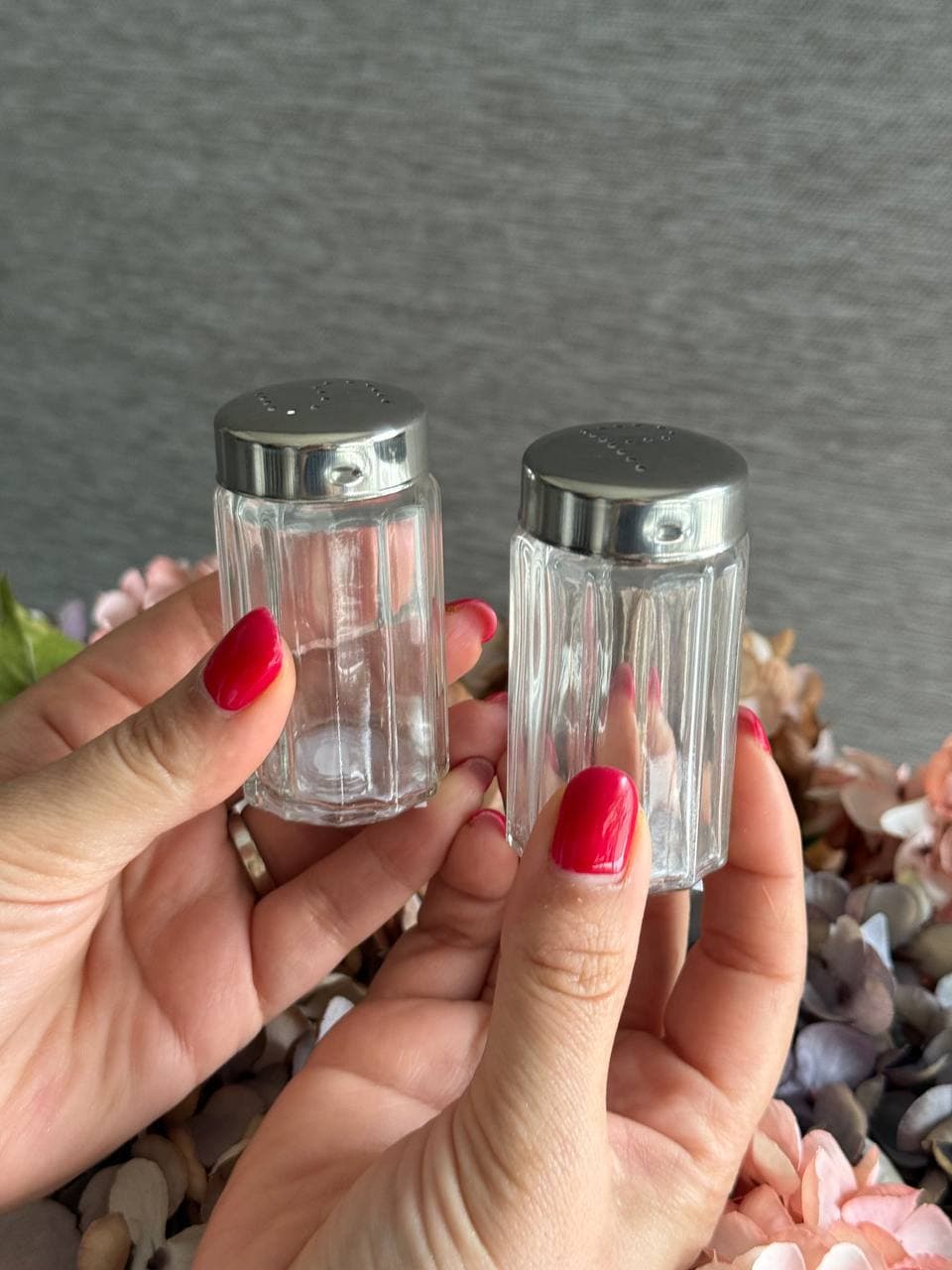 نمکدان شیشه ای شیاردار درب فلزی جفتی لیمون کد 2409