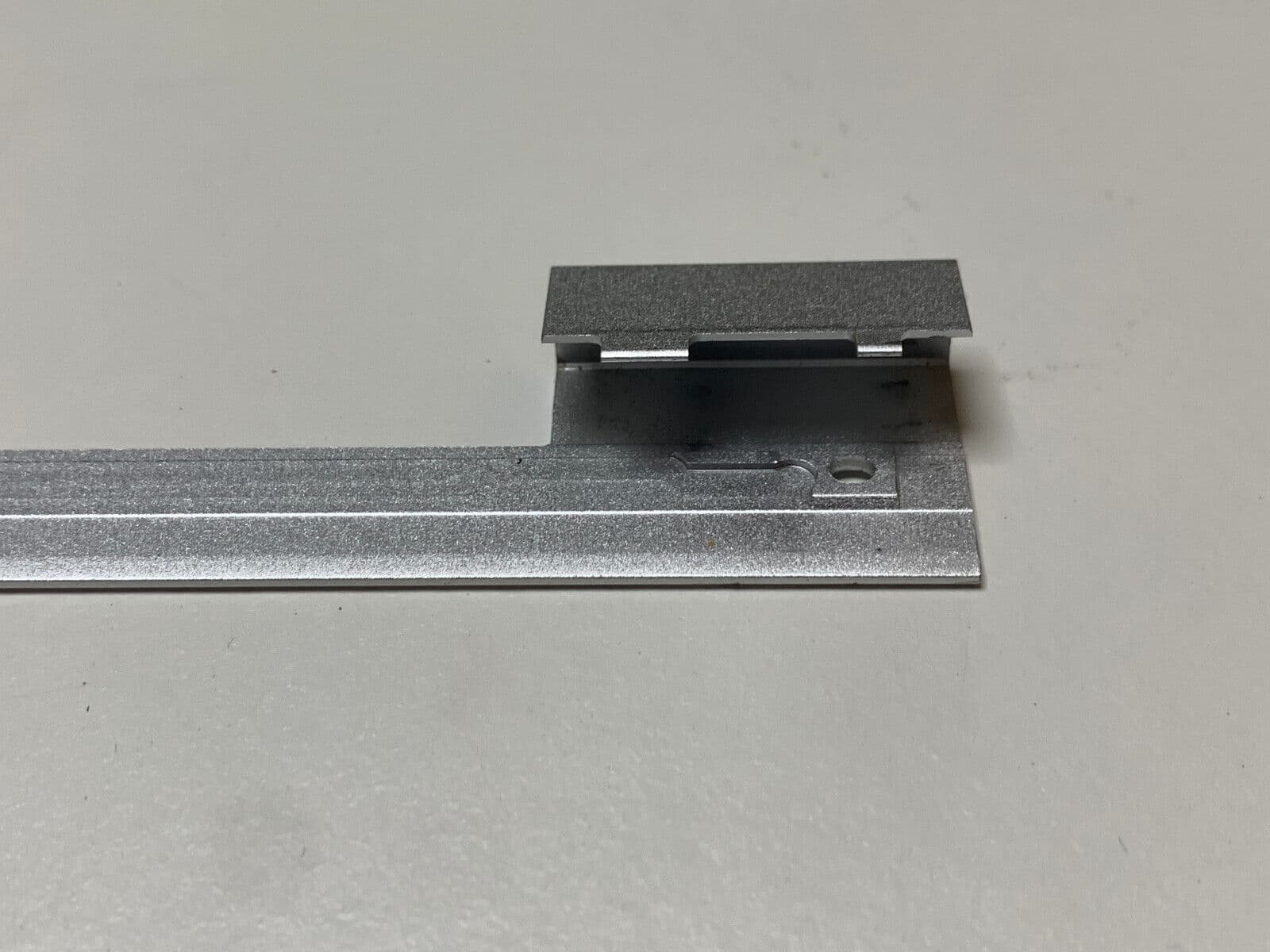 قاب فلزی محافظ روی لولای لپ تاپ اچ پی مدل HP-8570W