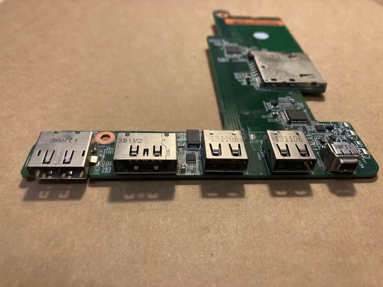 برد رم ریدر و یو اس بی و تصویر لپ تاپ اچ پی مدل HP-8570W — تصویر ۳